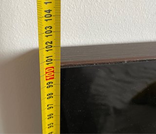Cabecero de cama y lámpara de techo
