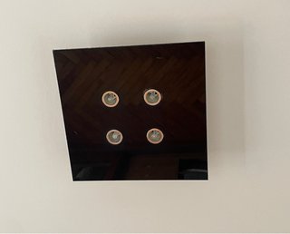 Cabecero de cama y lámpara de techo