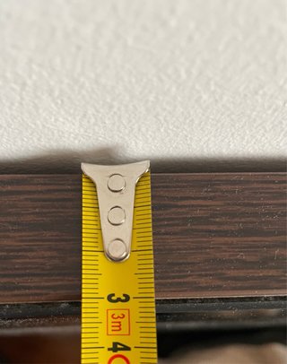Cabecero de cama y lámpara de techo