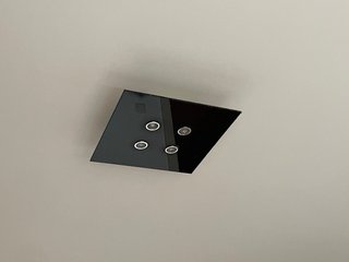 Cabecero de cama y lámpara de techo