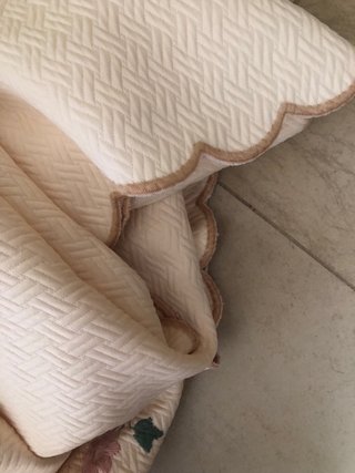 Sopra coperte con ricamo floreale