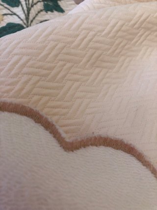 Sopra coperte con ricamo floreale