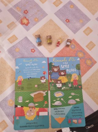 Libro infantil con muñecos