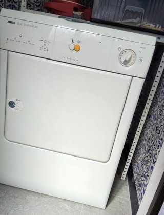 Lavadora Indesit 8 kg + secadora Zanussi.