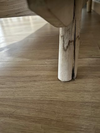 Cómoda de madera natural con ratán