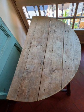 Mesa semiredonda de madera maciza