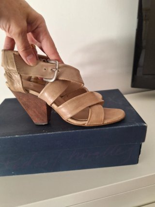 Sandalias de tiras cruzadas beige y marrón