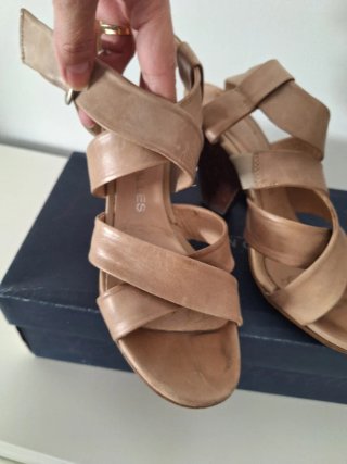 Sandalias de tiras cruzadas beige y marrón