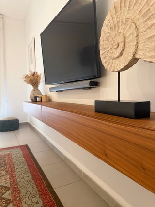 Mueble TV suspendido madera nogal americano