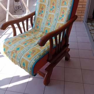 Butaca/Mecedora Madera y Tela Estampada