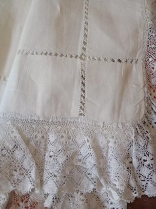 Juego de cama bordado y bolillos muy antiguo