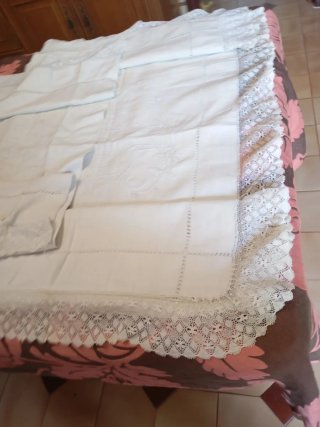 Juego de cama bordado y bolillos muy antiguo