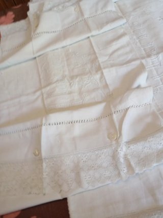 Juego de cama bordado y bolillos muy antiguo