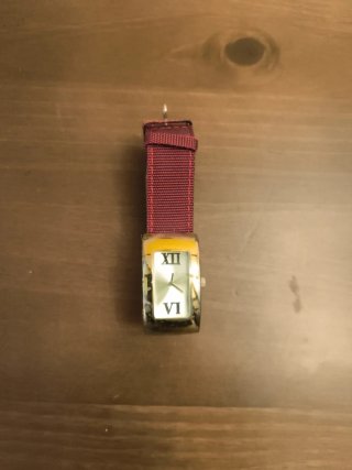 Reloj Mujer Correa Roja y Detalles Dorados