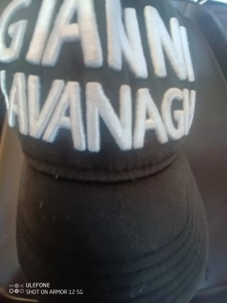 Gorra negra con letras blancas