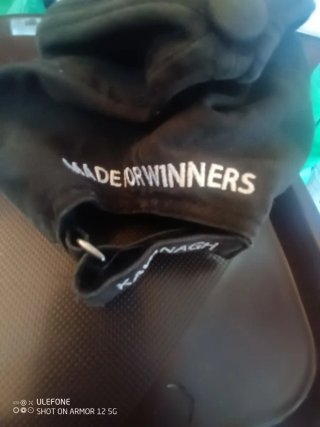 Gorra negra con letras blancas