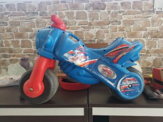 Bici de aprendizaje azul y roja