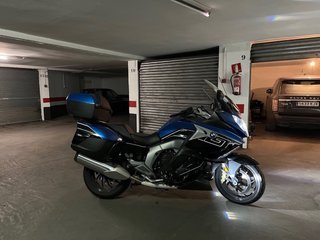 BMW R 1600 GT con defensas y top case