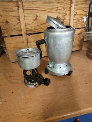 Vecchie caffettiere da decorazione a 10 € ciascuna