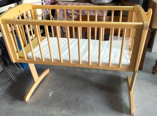 Cuna de madera para recién nacido
