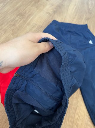 Conjunto deportivo Adidas rojo y azul