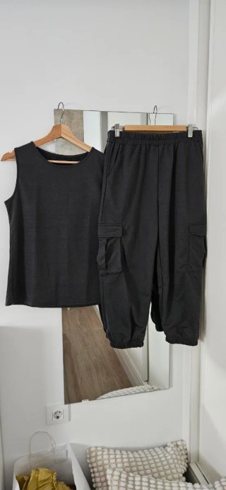Conjunto deportivo gris