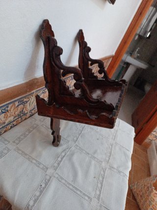Estantería de madera decorativa