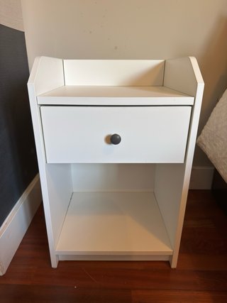 Conjunto de mesita de noche blanca de madera