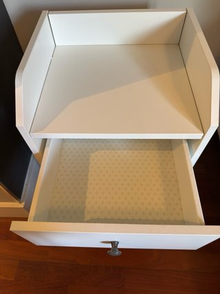 Conjunto de mesita de noche blanca de madera