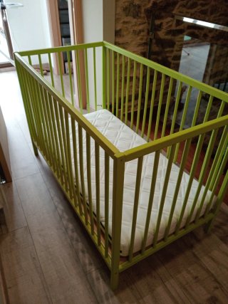 Cuna de madera verde con colchón