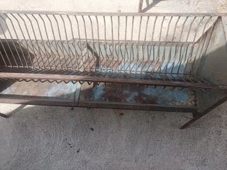 Comedero metálico para cabras