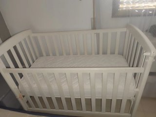 Cuna de madera blanca SIN COLCHÓN.