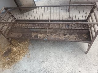Comedero metálico para cabras