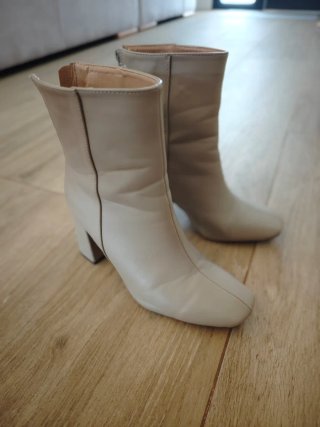 Botines Beige Tacón Cuadrado