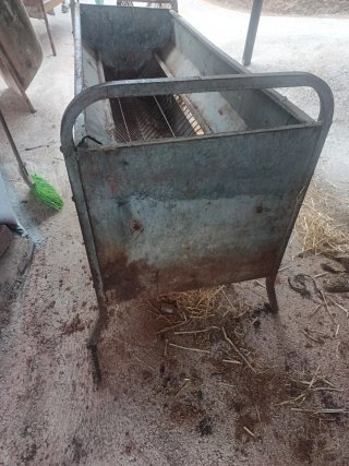 Comedero metálico para cabras