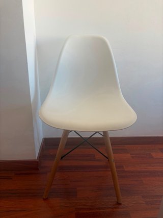 Mesa de comedor con 4 sillas blancas.