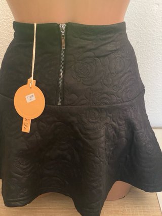 Falda negra con vuelo