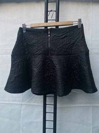 Falda negra con vuelo