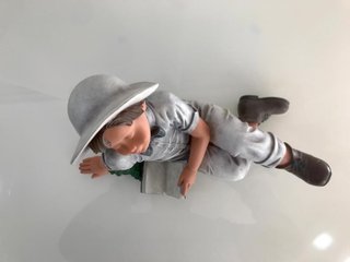 Figura niño Nadal durmiendo leyendo