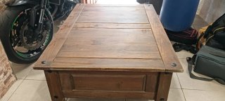 Mesa de centro de madera con cajón