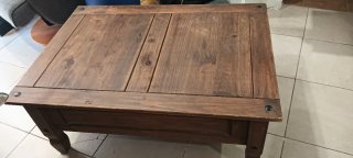Mesa de centro de madera con cajón