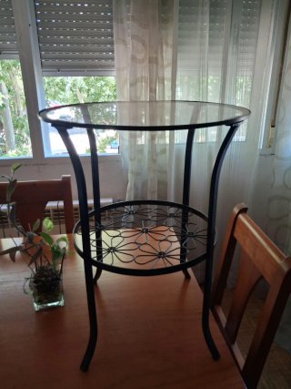 Mesa auxiliar cristal y metal floral