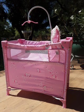 Cuna de viaje rosa con trona y almacenaje