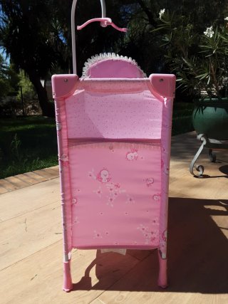 Cuna de viaje rosa con trona y almacenaje
