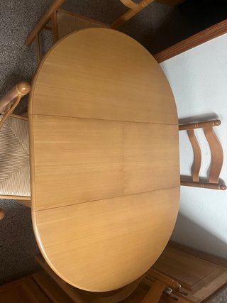 Mesa redonda y 4 sillas de madera
