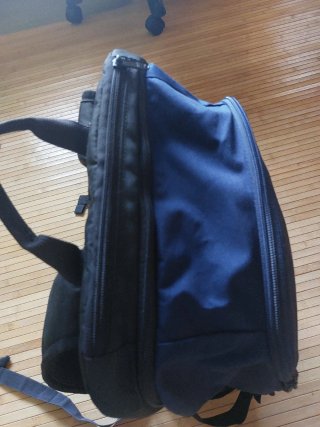 Mochila de viaje Decathlon azul y negra