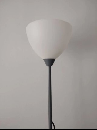 Lámpara de pie gris y blanca