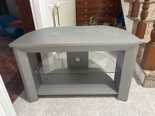 Mesa auxiliar gris con estantes de cristal