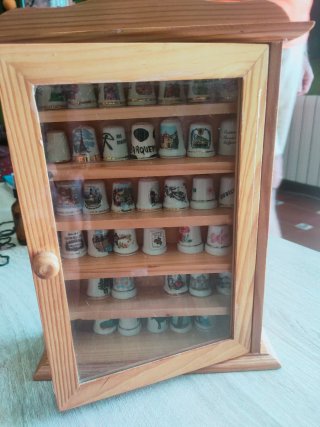 Colección de dedales de porcelana y armarito