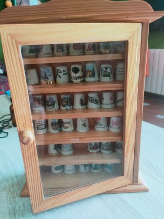 Colección de dedales de porcelana y armarito
